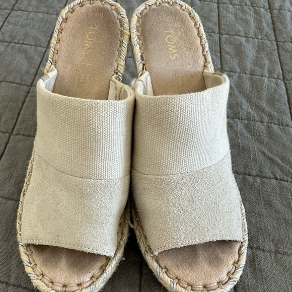 Tom’s two tone wedge slide - Picture 2 of 7